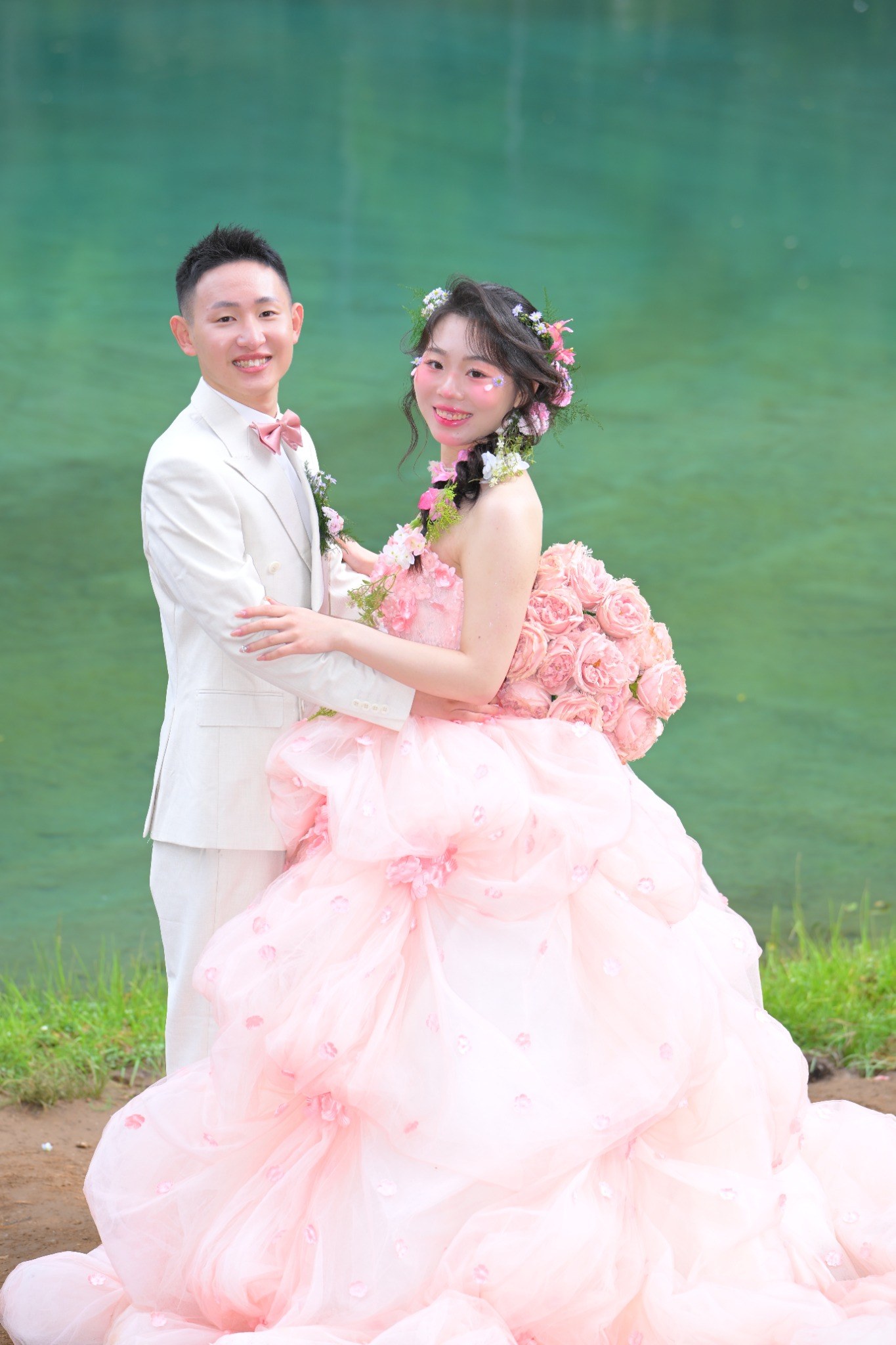湖边粉色礼服婚纱合照