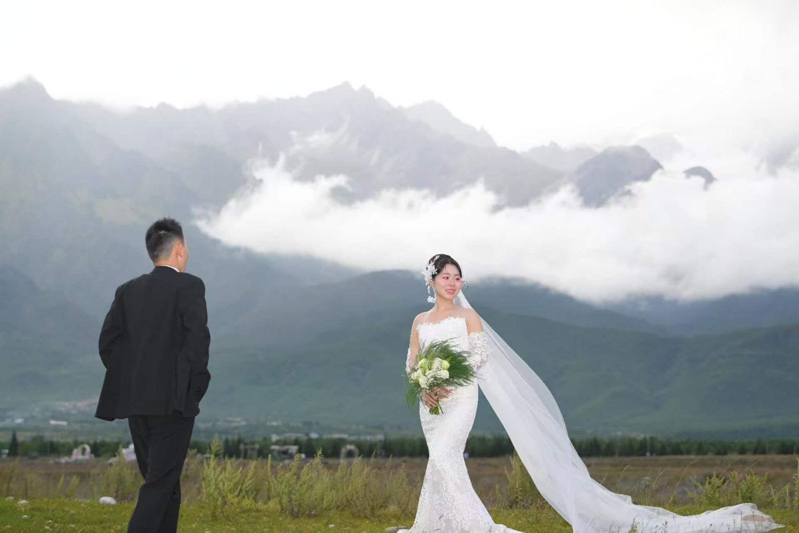 云雾山景中的婚纱合照